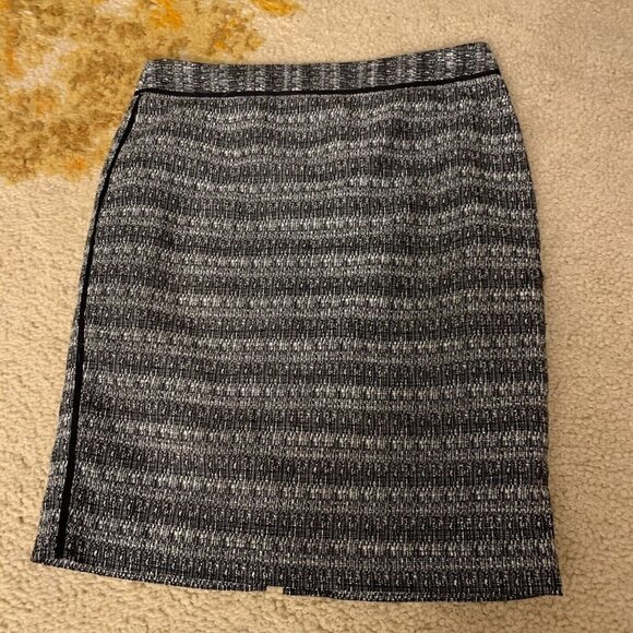 Liz Claiborne. Sz 10. Lined Skirt. Zip Closure w Hook. Grosgrain Ribbon. B69 - Picture 1 of 4